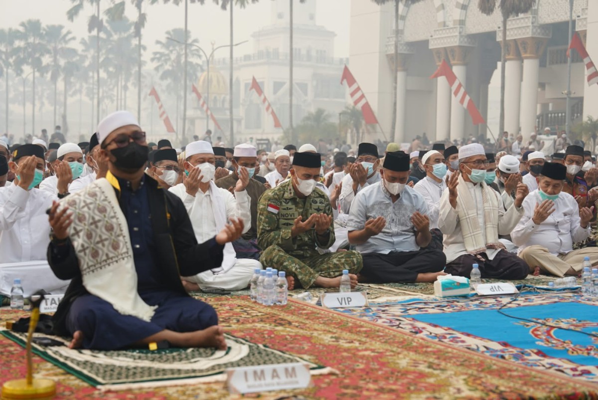 Memanjatkan Doa Diturunkan Hujan, Pangdam XII/Tpr Bersama Ribuan Warga Pontianak Laksanakan Shalat Istisqa