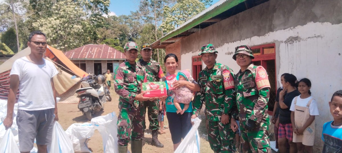 TNI Hadir di Tengah Warga, Koramil Lembor Dampingi Penyaluran Bantuan KASAD bagi Korban Gempa