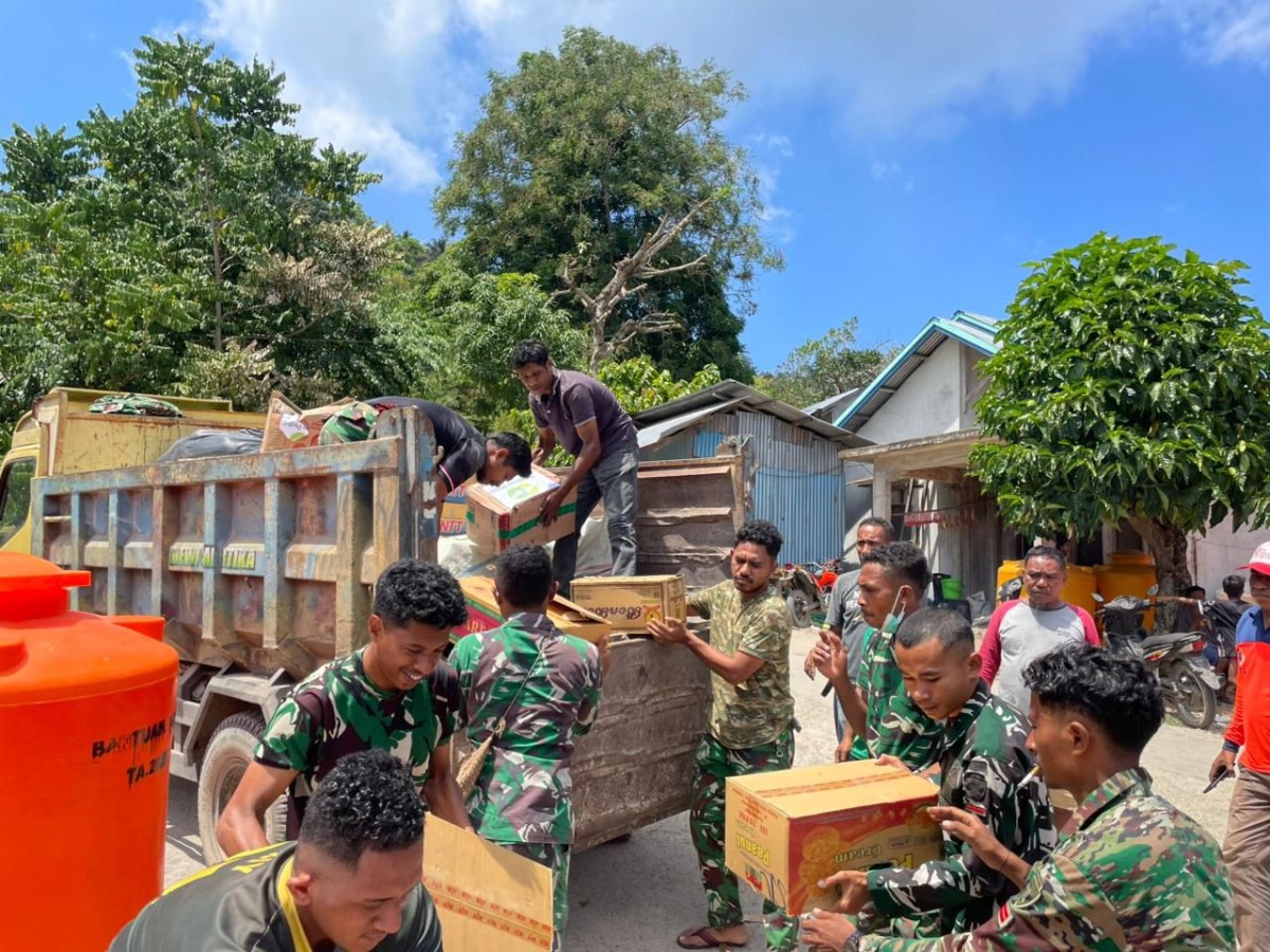 Satgas Gulbencal Kodim 1603/Sikka Kembali Salurkan Bantuan Hingga Ke Desa Nitung Lea