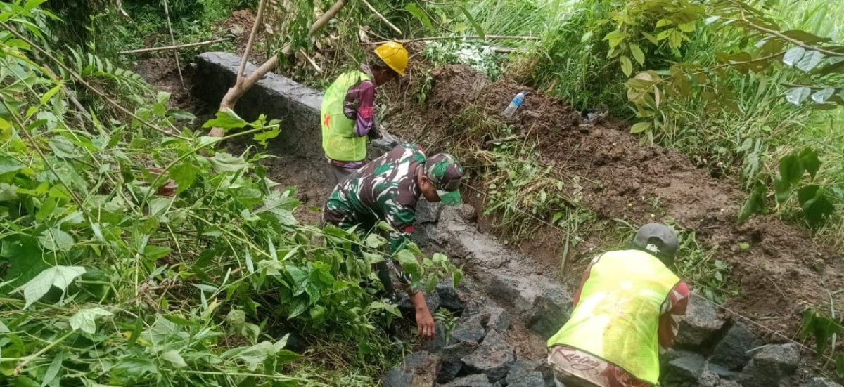 Babinsa Rambay Bersama Warga Laksanakan Karya Bakti Perbaikan Saluran Air