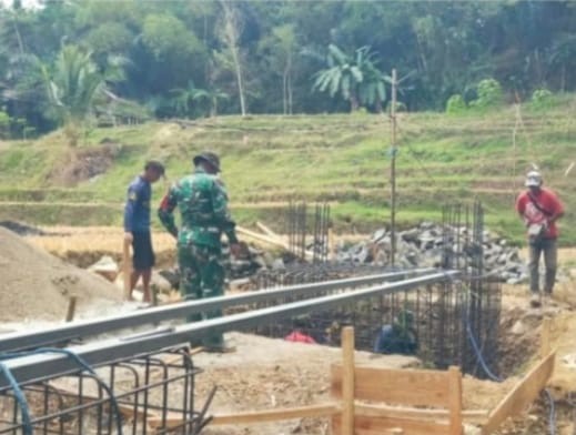 Babinsa Gunungbentang Laksanakan Karya Bakti Pembuatan Jembatan Bersama Warga