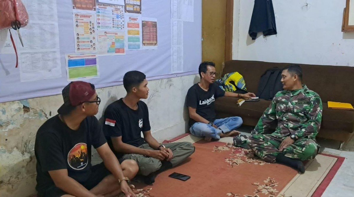 Babinsa Koramil 2207/Jampangtengah Laksanakan Komsos, Pererat Silaturahmi dengan Warga