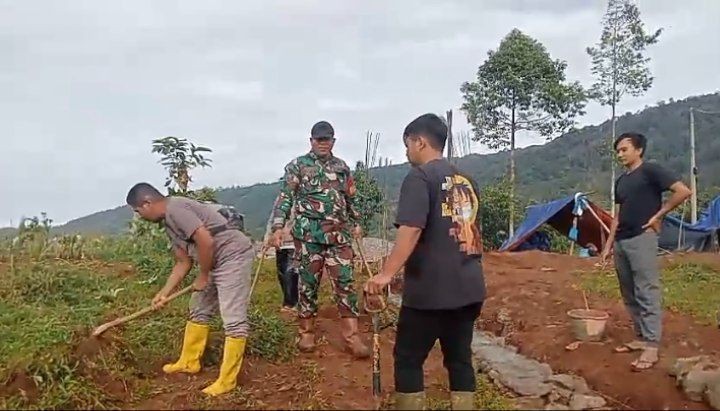 Babinsa Koramil 2204/Cikidang Bersama Warga Laksanakan Pelebaran Jalan Desa