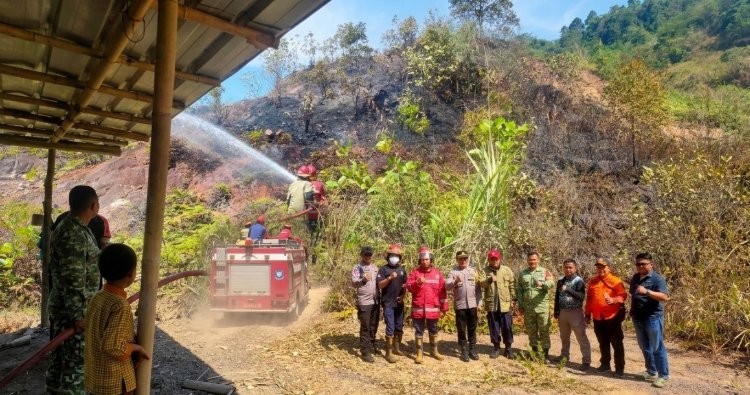Aksi Cepat Tanggap Babinsa Koramil 0607-11/Cibadak Tangani Kebakaran Lahan