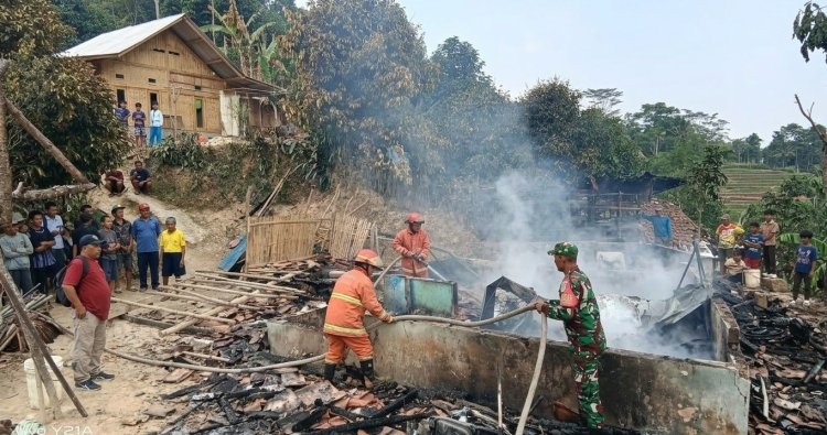 Aksi Cepat Babinsa Koramil 0607-08 Cikembar Bantu Warga Padamkan Kebakaran Rumah