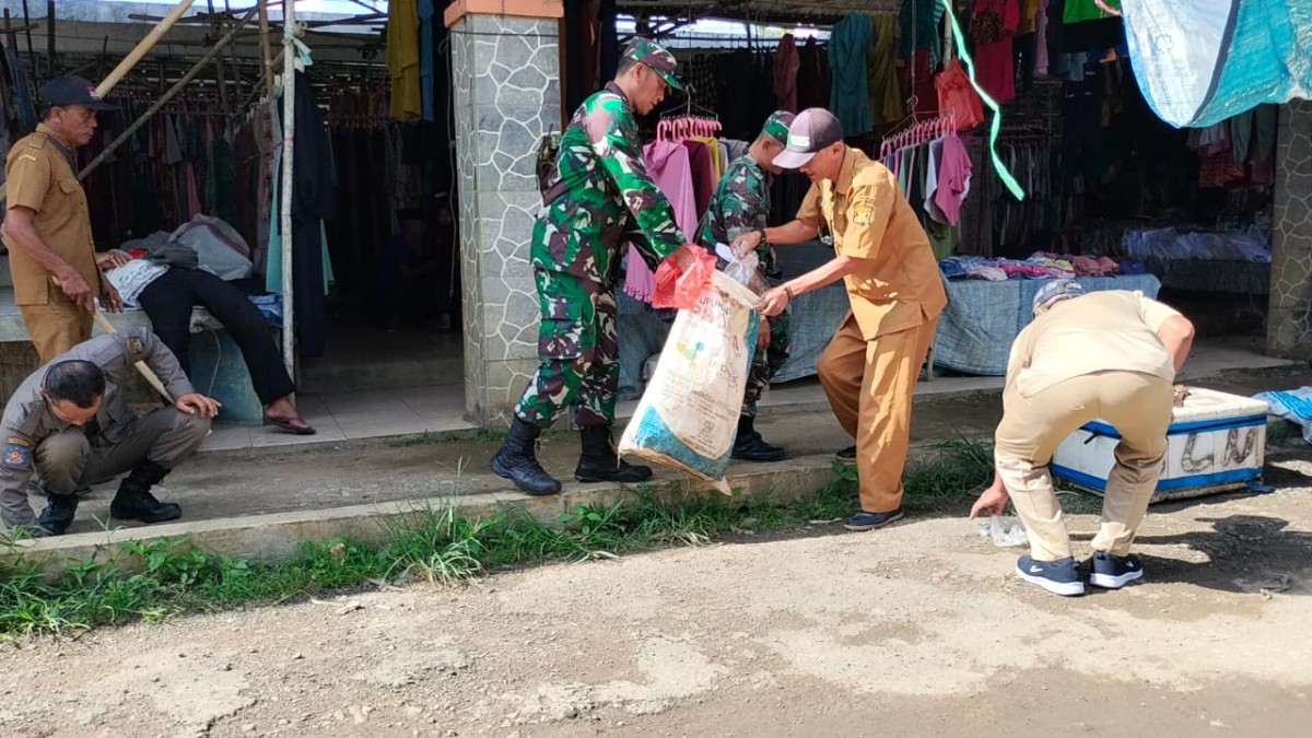 Koramil 2213/Jampangkulon Bersama Pemdes dan Warga Gelar Bakti Bersih Pasar Situhiang