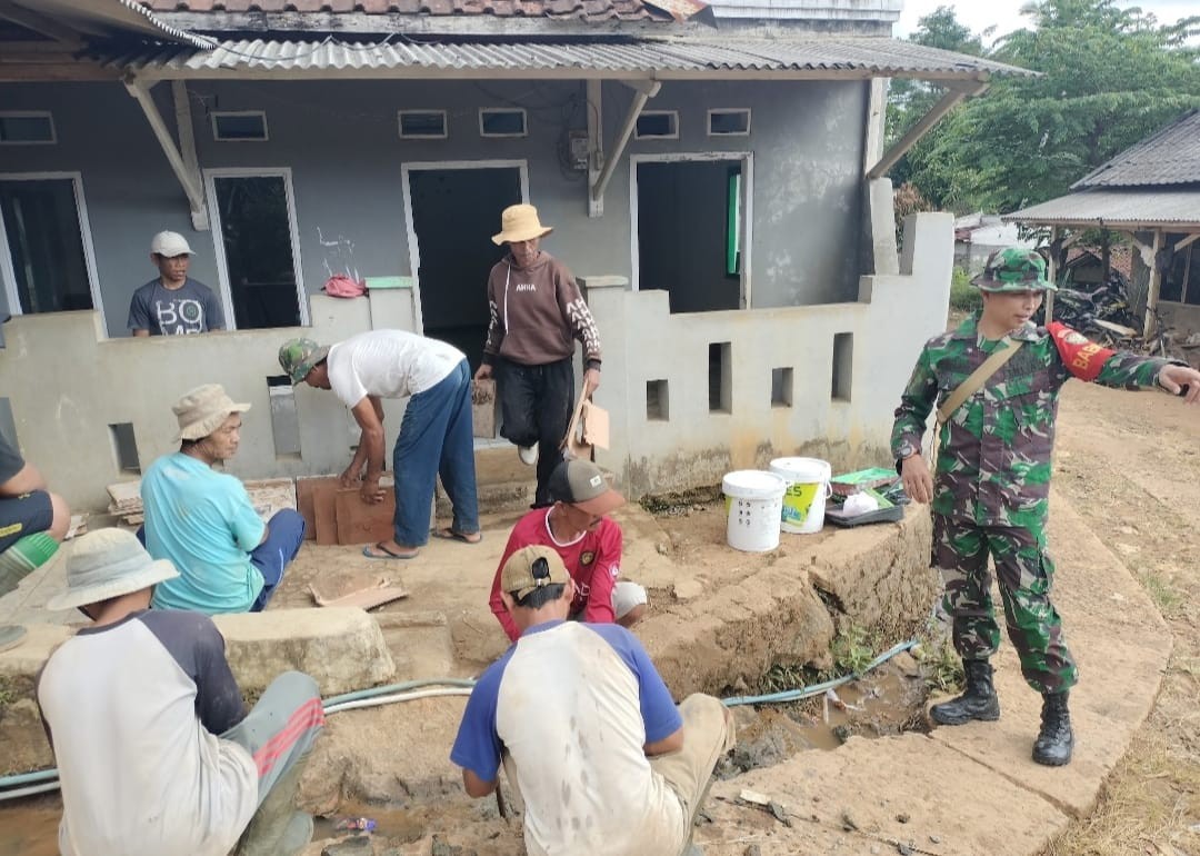 Babinsa Koramil 2209/Lengkong Bersama Warga Laksanakan Karya Bakti Perbaikan Saluran Air