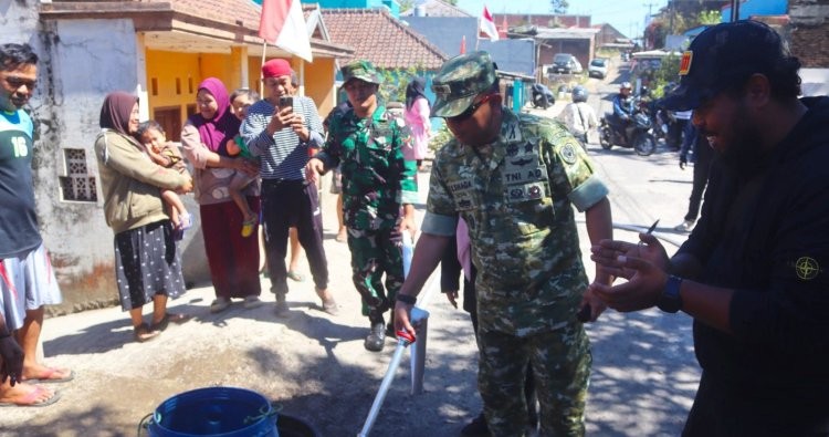 Dandim 0611/Garut Turun Langsung, Ikut Pegang Kran Salurkan Air Bersih ke Warga Sukanegla