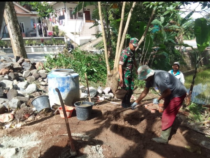 Babinsa Desa Cijangkar Laksanakan Karya Bakti Pembangunan TPT di Kecamatan Nyalindung