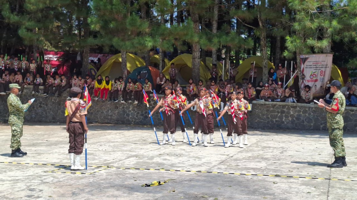 Babinsa Koramil 2208/Nyalindung Laksanakan Penjurian Lomba Baris Berbaris dalam Rangka Hari Pramuka