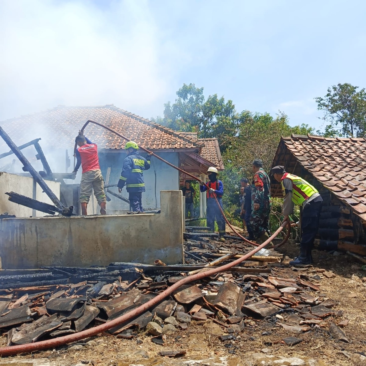 Rumah Warga Tenjolayar Majalengka Hangus Terbakar, Babinsa Bersama Warga Bergerak Padamkan Api
