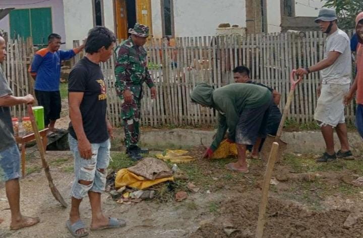 Babinsa Desa Pasir Panjang Bersama Warga Laksanakan Karya Bakti Bersihkan Lingkungan