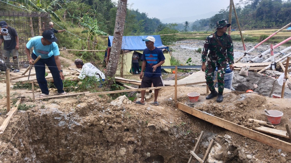 Babinsa Bojongsari Bantu Pengecoran Landasan Pondasi Pembangunan Jembatan Garuda