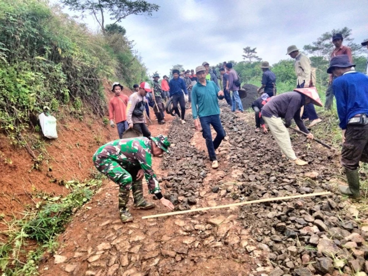 Babinsa Bojongjengkol Bersama Warga Laksanakan Karya Bakti Pengerasan Jalan Desa