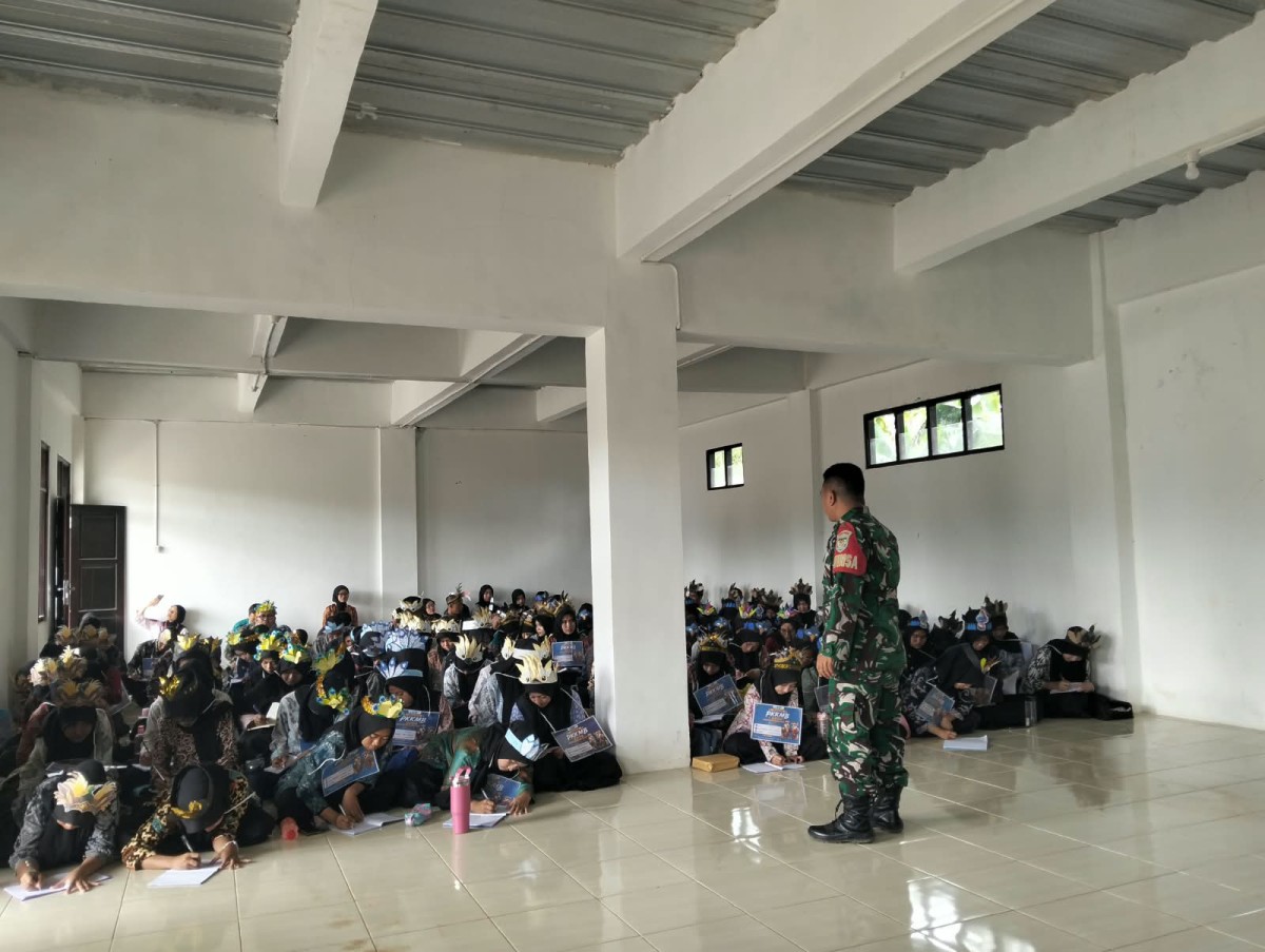 Babinsa Citangelar Berikan Wawasan Kebangsaan kepada Mahasiswa Baru STKIP