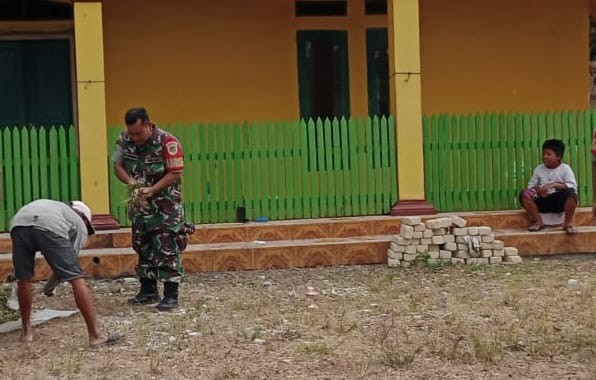 Babinsa Calingcing Bersama Warga Laksanakan Karya Bakti Bersihkan Masjid Al Istiqomah