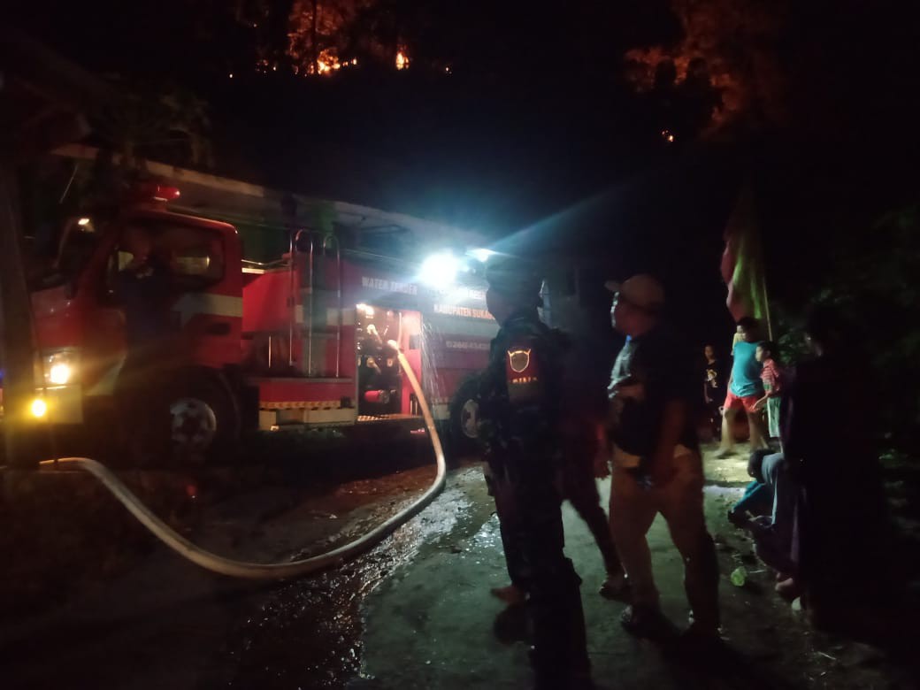 Babinsa Koramil 2202/Palabuhanratu Bantu Pemadaman Kebakaran di Kampung Cijolang