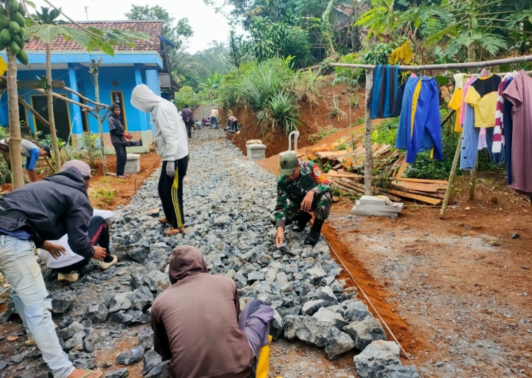 Babinsa Koramil 2209/Lengkong Bersama Warga Laksanakan Karya Bakti Perkerasan Jalan Lingkungan