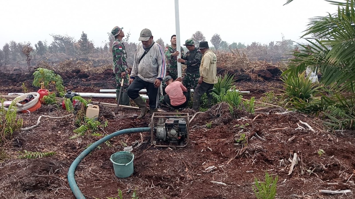 Atasi Kesulitan Air di Lokasi Karhutla, Danramil 04/Jawai Turun Langsung Bangun Sumur Bor
