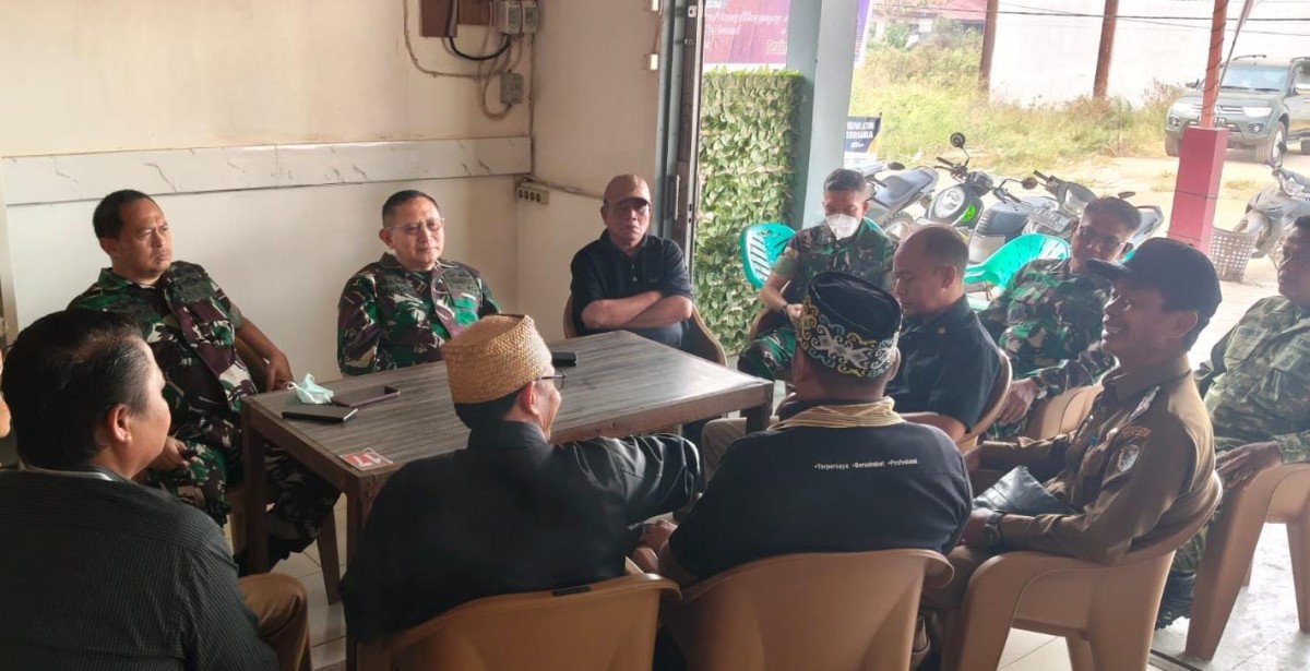 Mitigasi Bencana, Satgas Karhutla TNI Perkuat Dialog dengan Tokoh Adat Dayak di Kayan Hilir