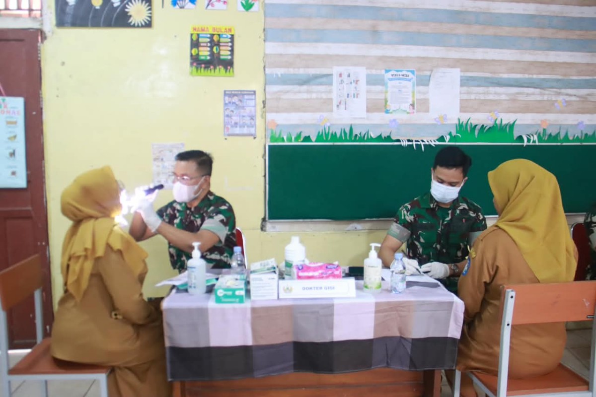 Sambut HUT ke-81 TNI, Kodam XII/Tpr Gelar Pemeriksaan Kesehatan Gratis untuk Guru di Kubu Raya