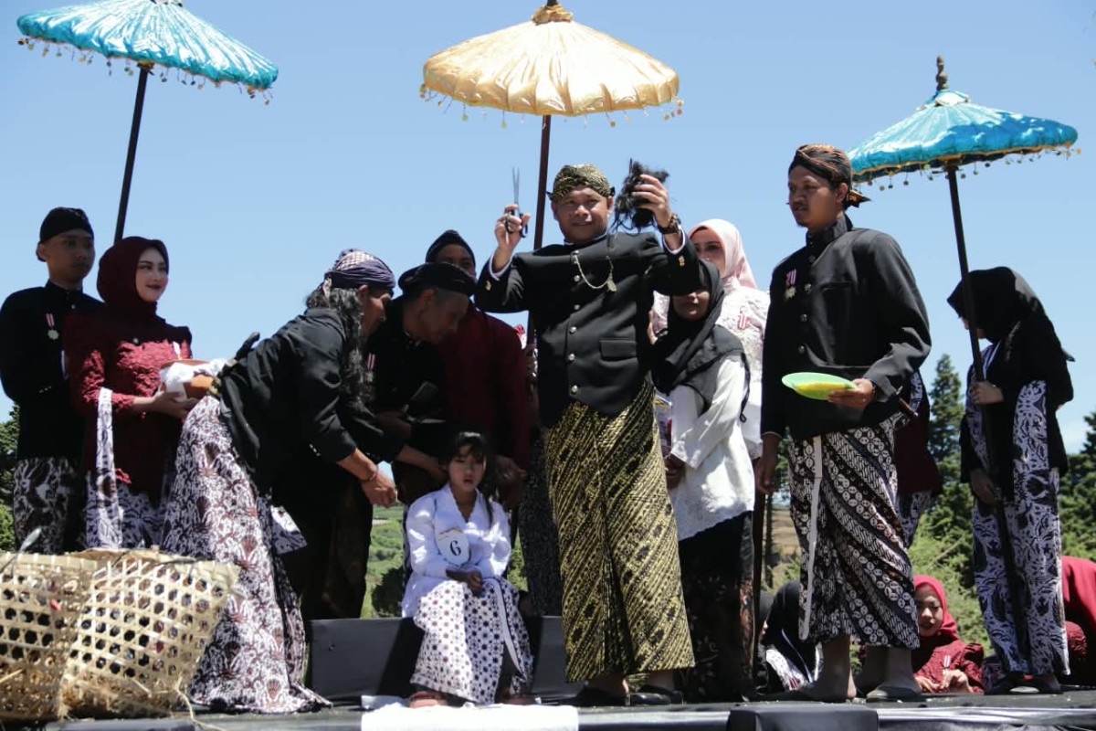 Dandim Banjarnegara Hadiri Prosesi Sakral Pemotongan Rambut Gimbal di Dieng Culture Festival 2026