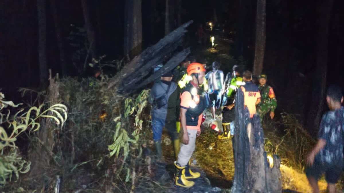 Gerak Cepat Babinsa Koramil 14/Cimanggu Bersama Warga, Kebakaran Hutan di Pesahangan Berhasil Dipadamkan