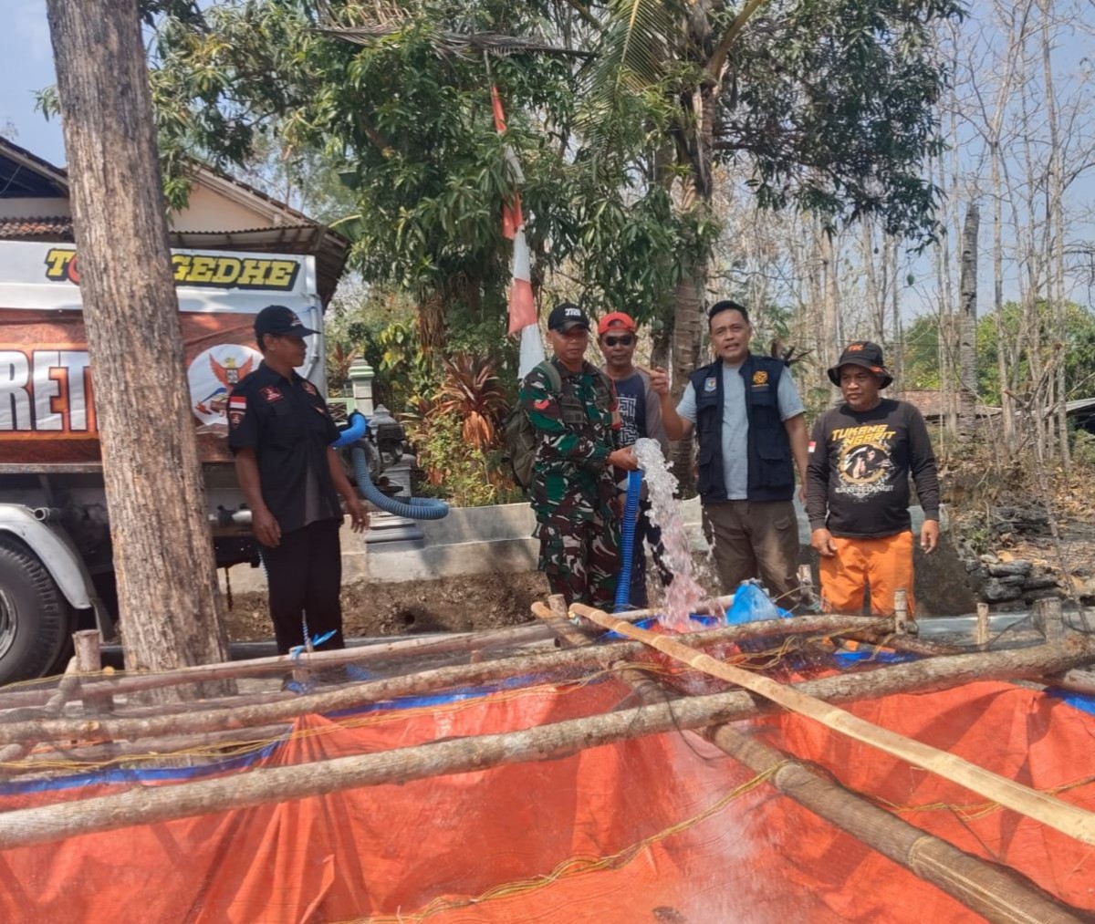 Babinsa Dampingi Penyaluran Air Bersih bagi 120 KK di Belikurip