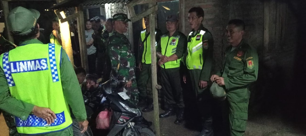 Tingkatkan Keamanan Wilayah, Babinsa Ronda Malam Bersama Warga