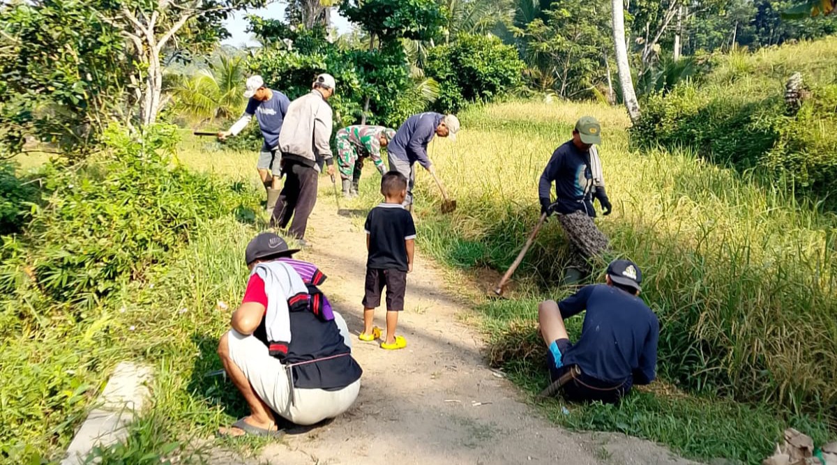 Babinsa Desa Bojong Laksanakan Karya Bakti Bersama Warga di Kecamatan Kalibunder