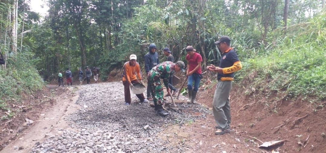 Babinsa Neglasari Bersama Warga Laksanakan Karya Bakti Perkerasan Jalan