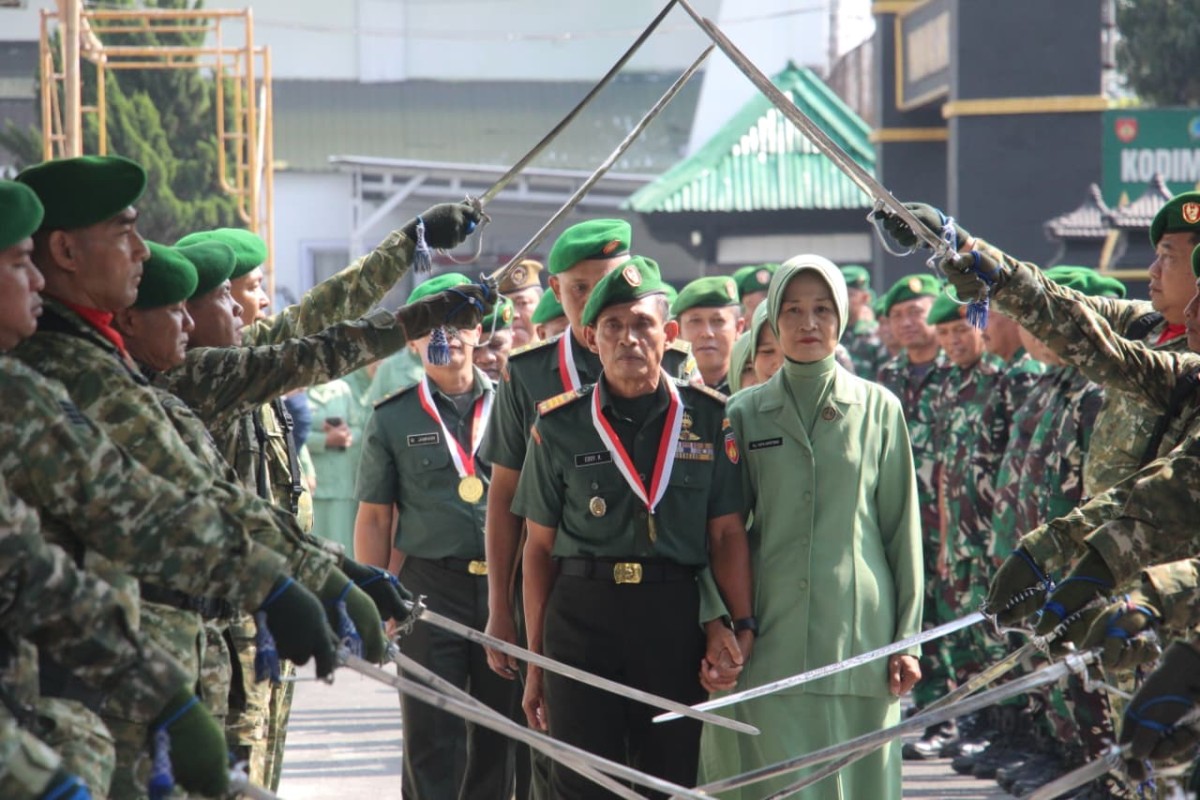 Purna Tugas Bukan Akhir Pengabdian, Kodim 0706/Temanggung Lepas 10 Personel dengan Tradisi Pedang Pora