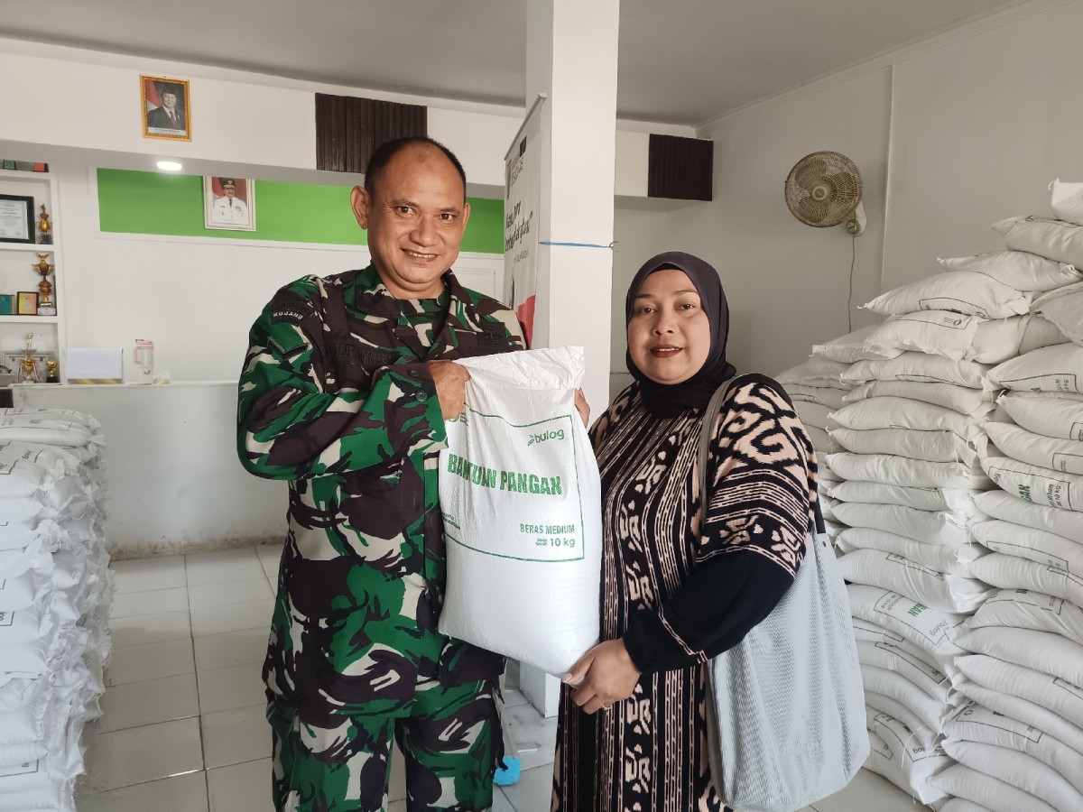 Babinsa Dampingi Penyaluran Bantuan Beras kepada Warga Desa Loji