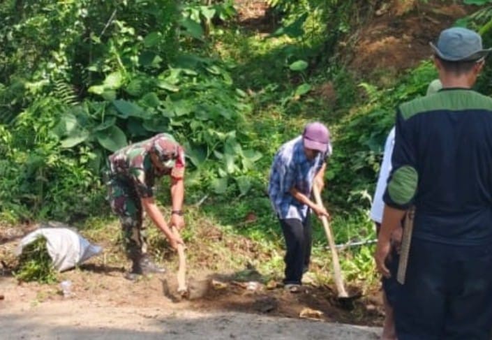 Babinsa Bojonglongok Bersama Warga Laksanakan Karya Bakti Pembersihan Jalan