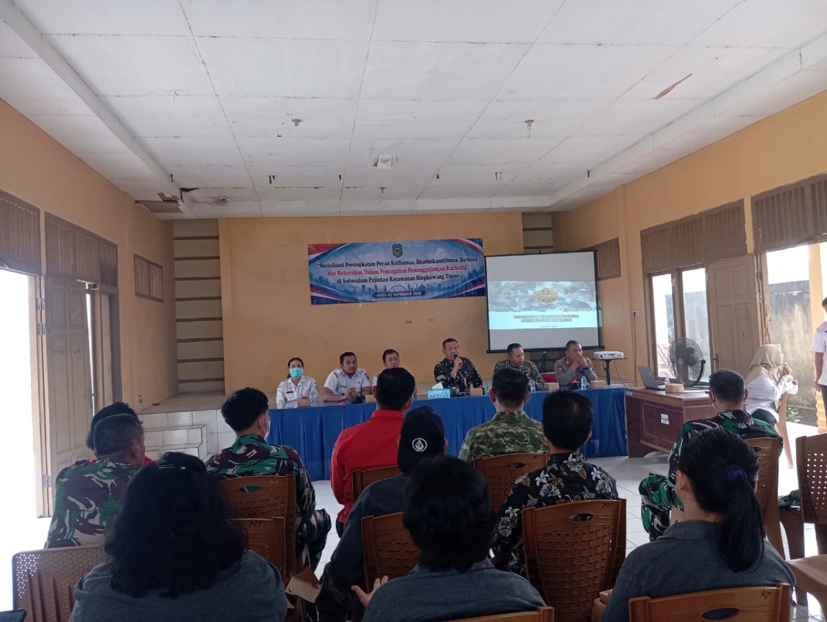 Tim Penyuluh TNI Gelar Penyuluhan Penanganan Karhutla di kelurahan pajintan Singkawang timur