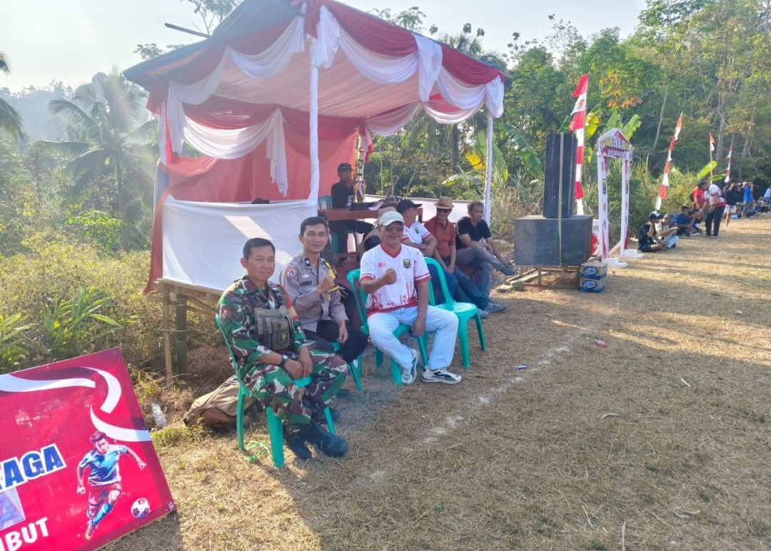 Babinsa Cidolog Laksanakan Pengamanan Pertandingan Sepak Bola dalam Rangka HUT RI