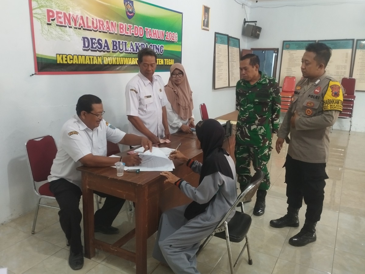 Babinsa Bulakpacing Dampingi Penyaluran BLT DD, Delapan KPM Terima Bantuan