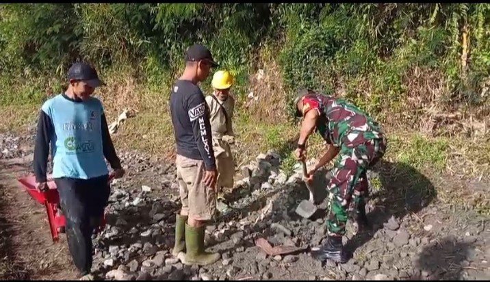 Babinsa Kabandungan Laksanakan Bakti Pemeliharaan dan Pembersihan Jalan Kampung Ciawi Tali