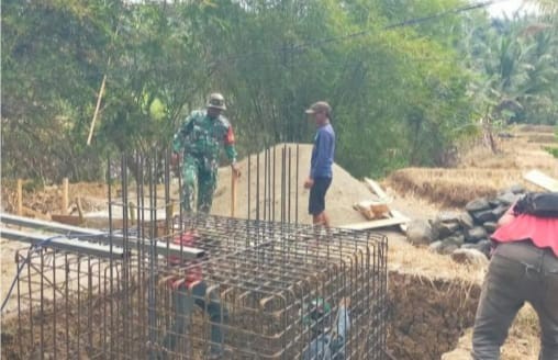 Babinsa Gunungbentang Bersama Warga Laksanakan Karyabakti Pembuatan Jembatan