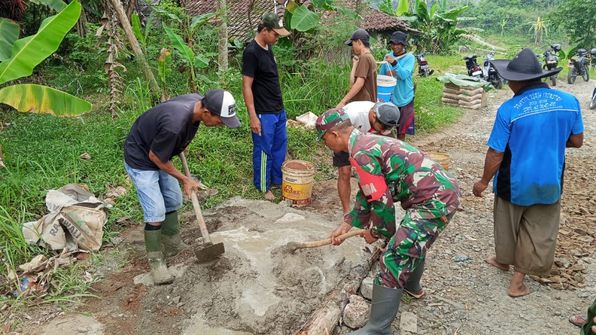 Babinsa Desa Sukamanah Laksanakan Karya Bakti Bersama Warga di Kecamatan Cimanggu