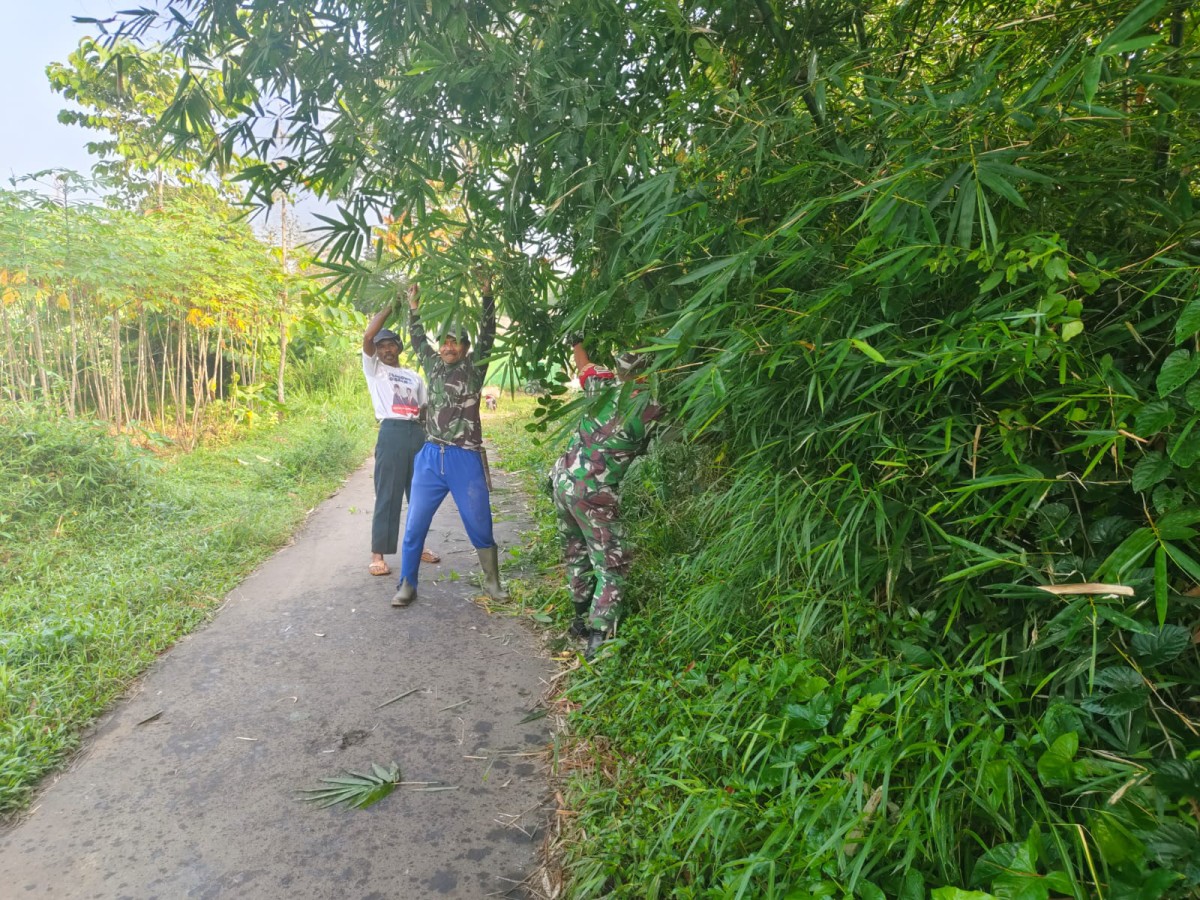 Babinsa Koramil 2206/Parakansalak Laksanakan Karya Bakti Pembersihan Jalan Bersama Warga