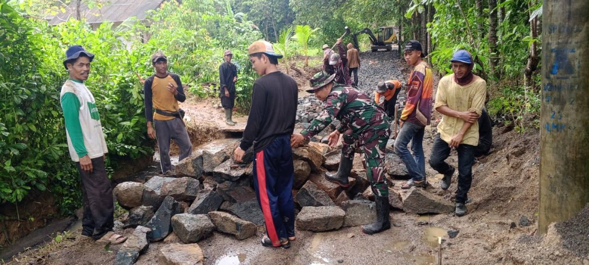 Babinsa Koramil 2214/Surade Bersama Warga Laksanakan Pengaspalan Jalan di Desa Cibodas