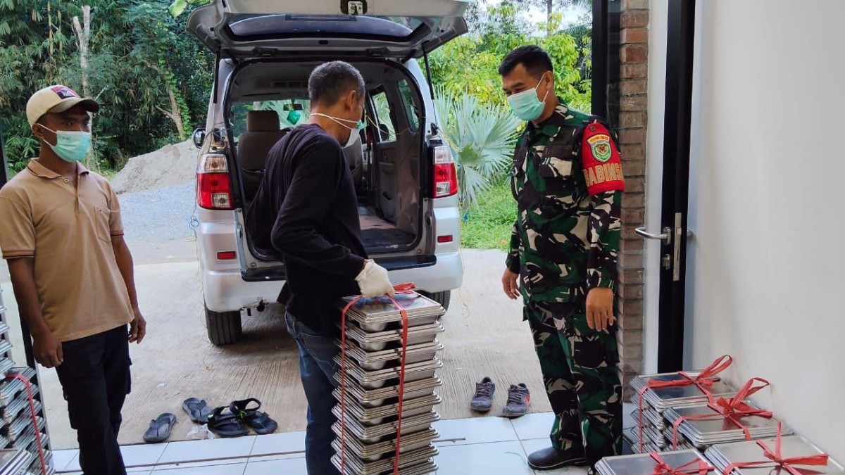 Babinsa Tarisi Koramil 2203/Warungkiara Monitoring Distribusi MBG