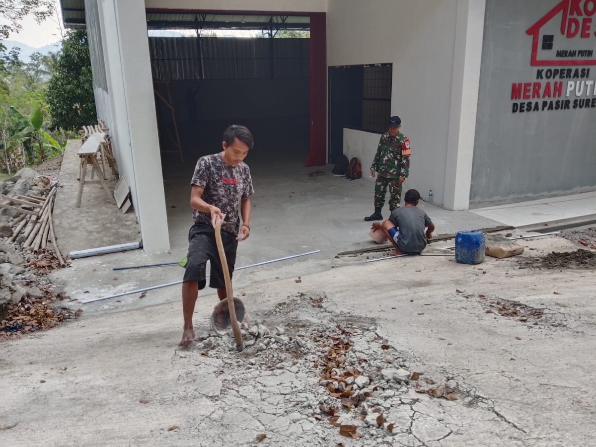Babinsa Koramil 2202/Palabuhanratu Awasi Pembuatan Koperasi di Desa Pasirsuren