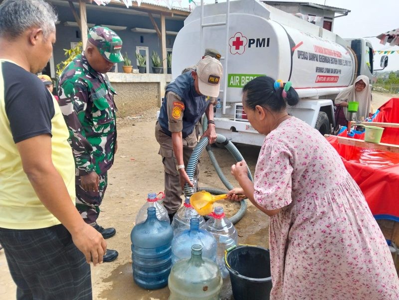 Babinsa Desa Benda Bersama BPBD Sukabumi Salurkan Air Bersih ke Warga Terdampak Kekeringan