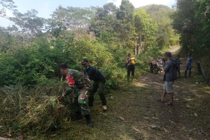 Babinsa Sukajaya Bersama Warga Laksanakan Karya Bakti di Pabuaran