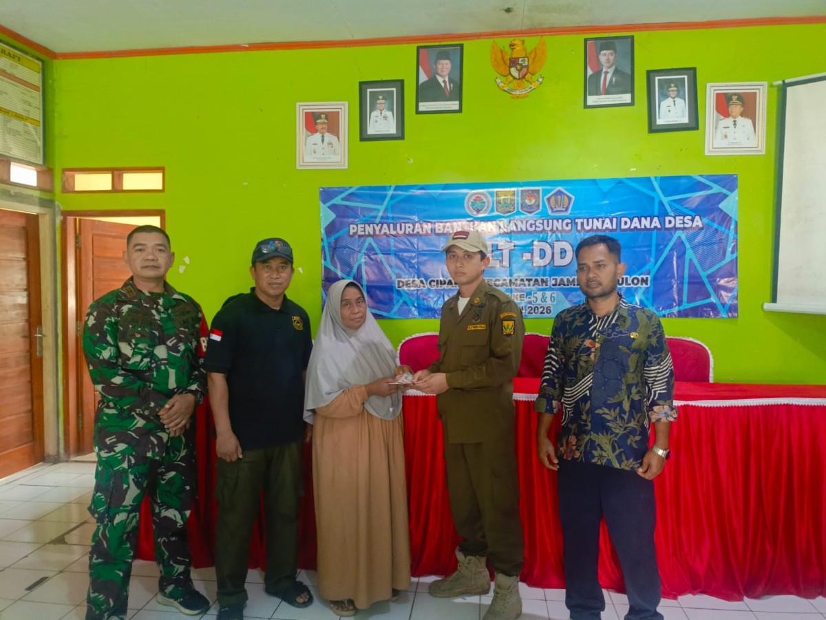 Babinsa Mekarwangi Dampingi Penyaluran Bantuan Pangan bagi Warga di Kecamatan Kalibunder
