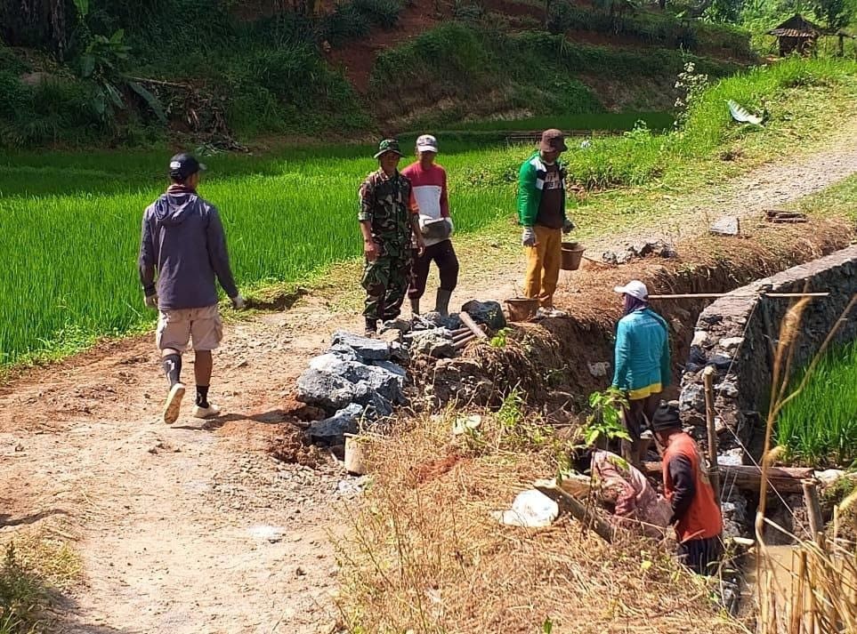 Babinsa Bantarpanjang Bersama Warga Laksanakan Karya Bakti Pembuatan TPT