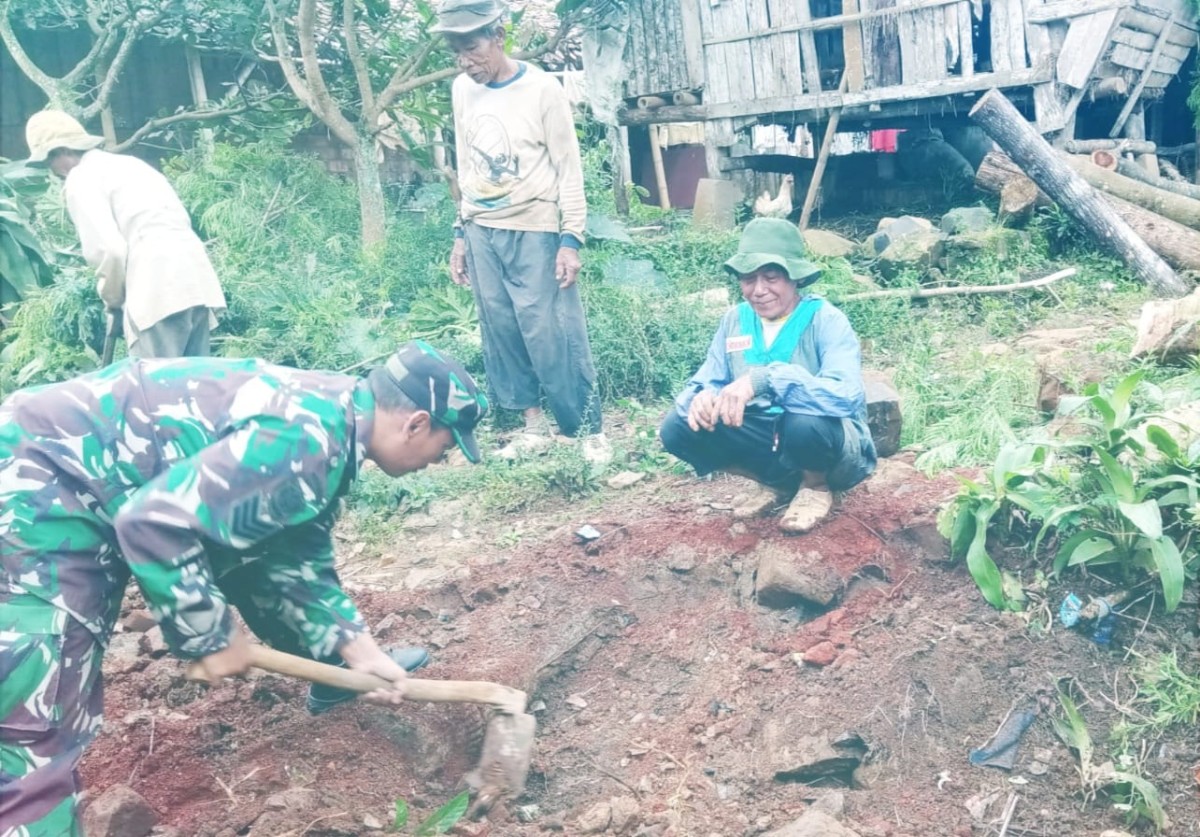 Babinsa Koramil 2212/Tegalbuleud Bersama Warga Gotong Royong Benahi Jalan di Desa Bangbayang