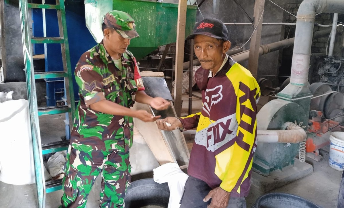 Babinsa Koramil 2212/Tegalbuleud Cek Stok Beras di Penggilingan Padi Desa Sumberjaya